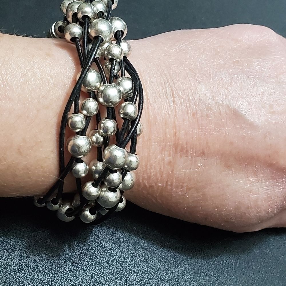 *Sale* Black and silver tone beaded bracelet 7-7.75"